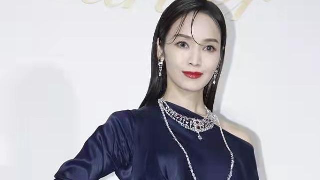 短裙 侯佩岑时尚真看不懂，夸张设计的斜肩长裙很怪异，白皮红唇太惊人