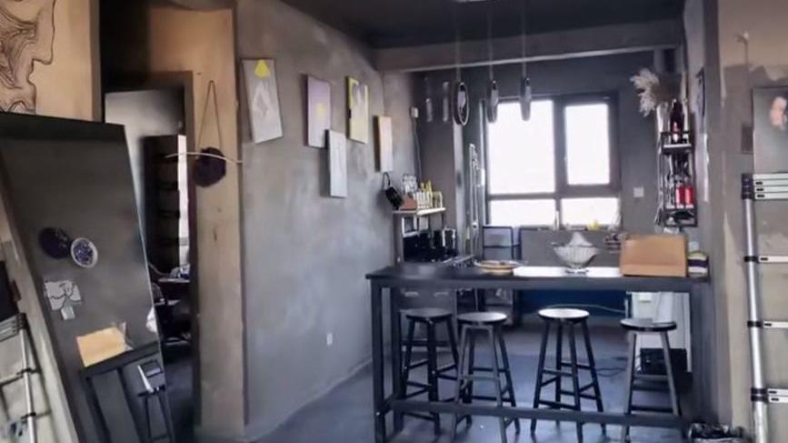 一位姑娘晒出独居的家，毛坯房不装修直接住，网友：也是服了