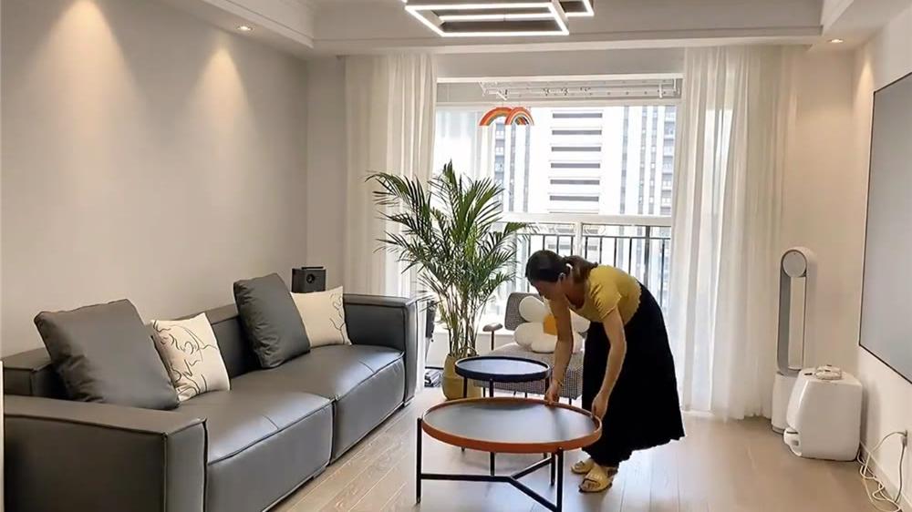 姑娘用一个月的工资，低价改造家里客厅，讲真，完工后也太漂亮了