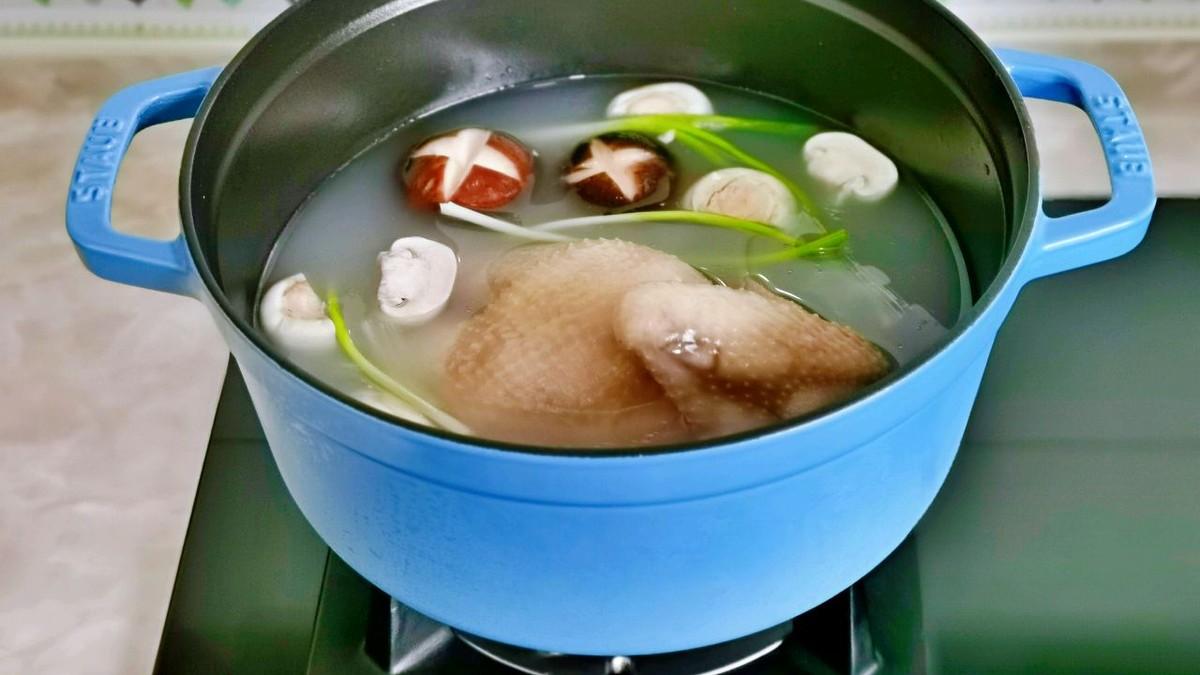 辣椒|松茸怎么做？松茸板栗鸡汤是最佳的选择，肉烂汤鲜，滋补妙用大