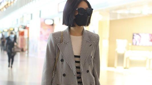 短发发型 “小姨妈”邓家佳走机场好有范，黑白格子西装配短发，气场真强