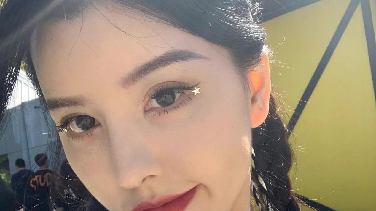 |By2姐姐孙涵气质佳，随便穿也很美，虽被妹妹拖累缺依旧低调努力