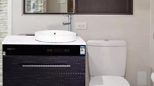 越来越多人不再将热水器挂墙上，现在流行这么装，美观实用不占地