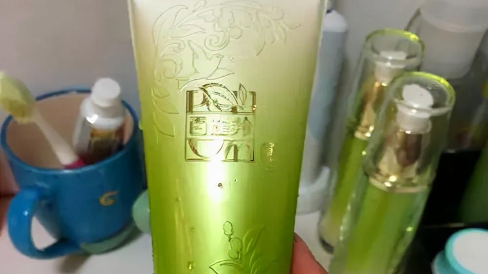 洗面奶 温和不刺激的洗面奶，洗完脸上干净不紧绷，用后皮肤状态明显变好