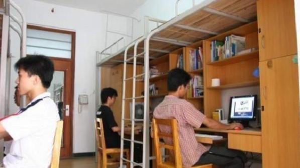 雪落无尘谈|大学宿舍一到时间就熄灯，学校的用心良苦，大一新生却不理解