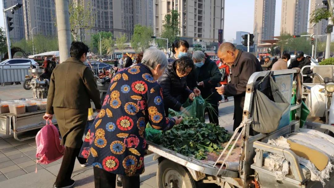 不就是在门口放了一个鞋架，至于天天找物业吗？和你做邻居真倒霉