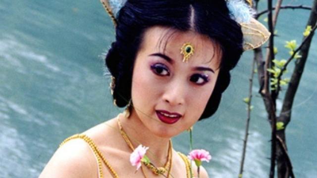 金巧巧|46岁金巧巧挑战“蜘蛛腿”！跨步深蹲毫不费力，穿运动内衣秀腹肌