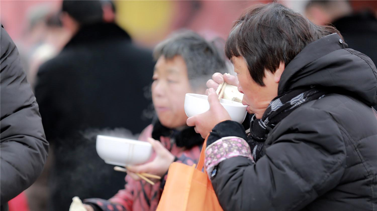 今年白马寺的“腊八粥”是喝不上了，就品味一下昔日的盛况吧