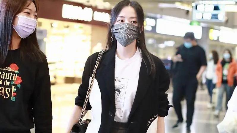 穿衣搭配|简约穿的张靓颖好美，休闲风自带一股“校花味”，双马尾好清秀