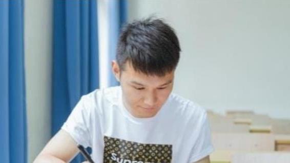 天明情感说 985名校一男生偷窥女生如厕，校方处分引不满，学生公开联名信