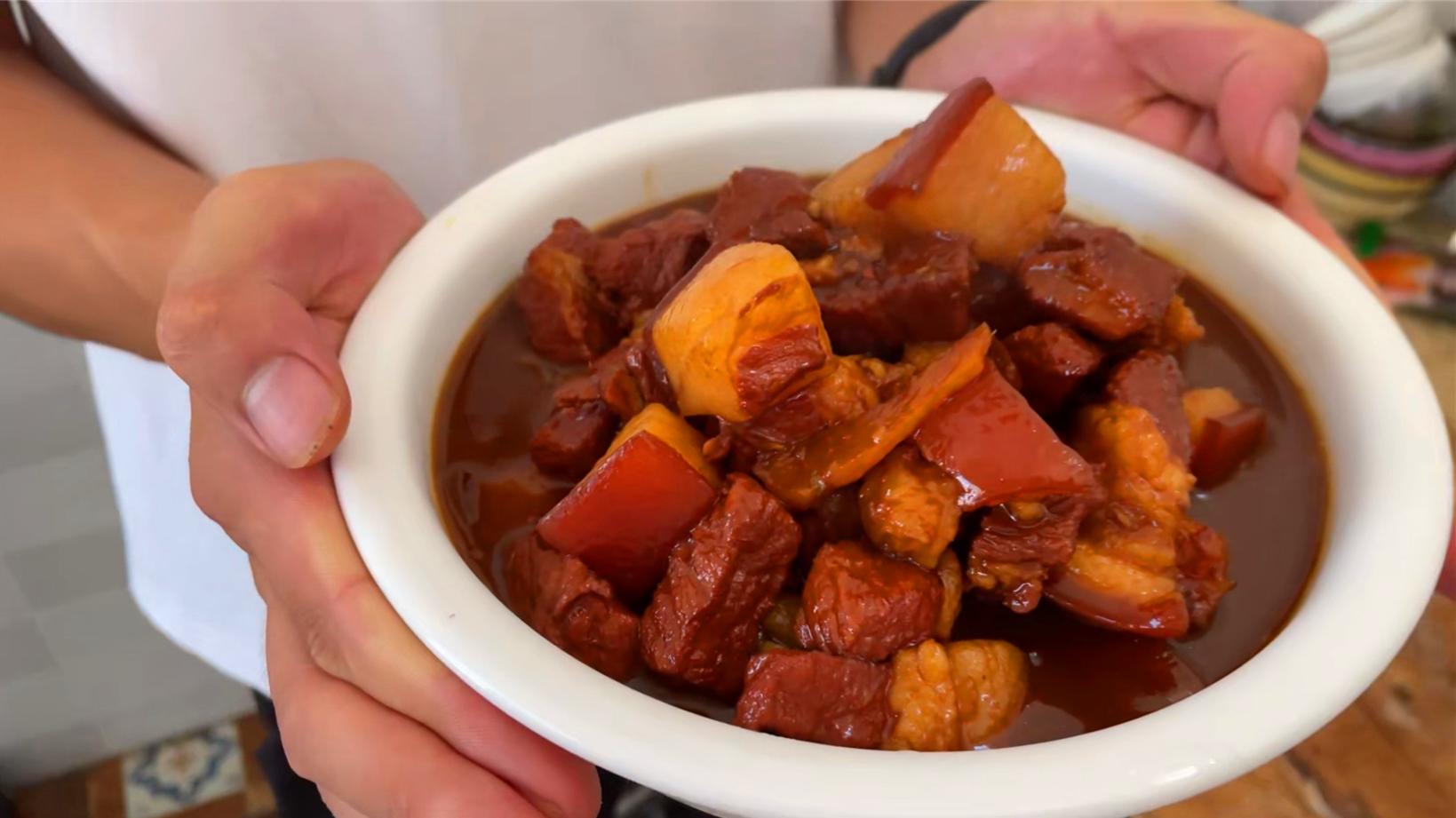 |小方秘制红烧肉，色泽诱人肥而不腻，比饭店里做的都好吃！