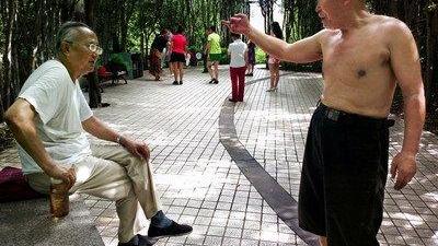 中年女同学自留地|夏天晚上公公光着膀子在家里晃荡，我抗议，婆婆则说“男人都这样”