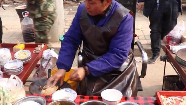 忆家的小食堂 陕西小镇上的露天小摊，30年只卖一种小吃，靠一个烂碗养活3代人