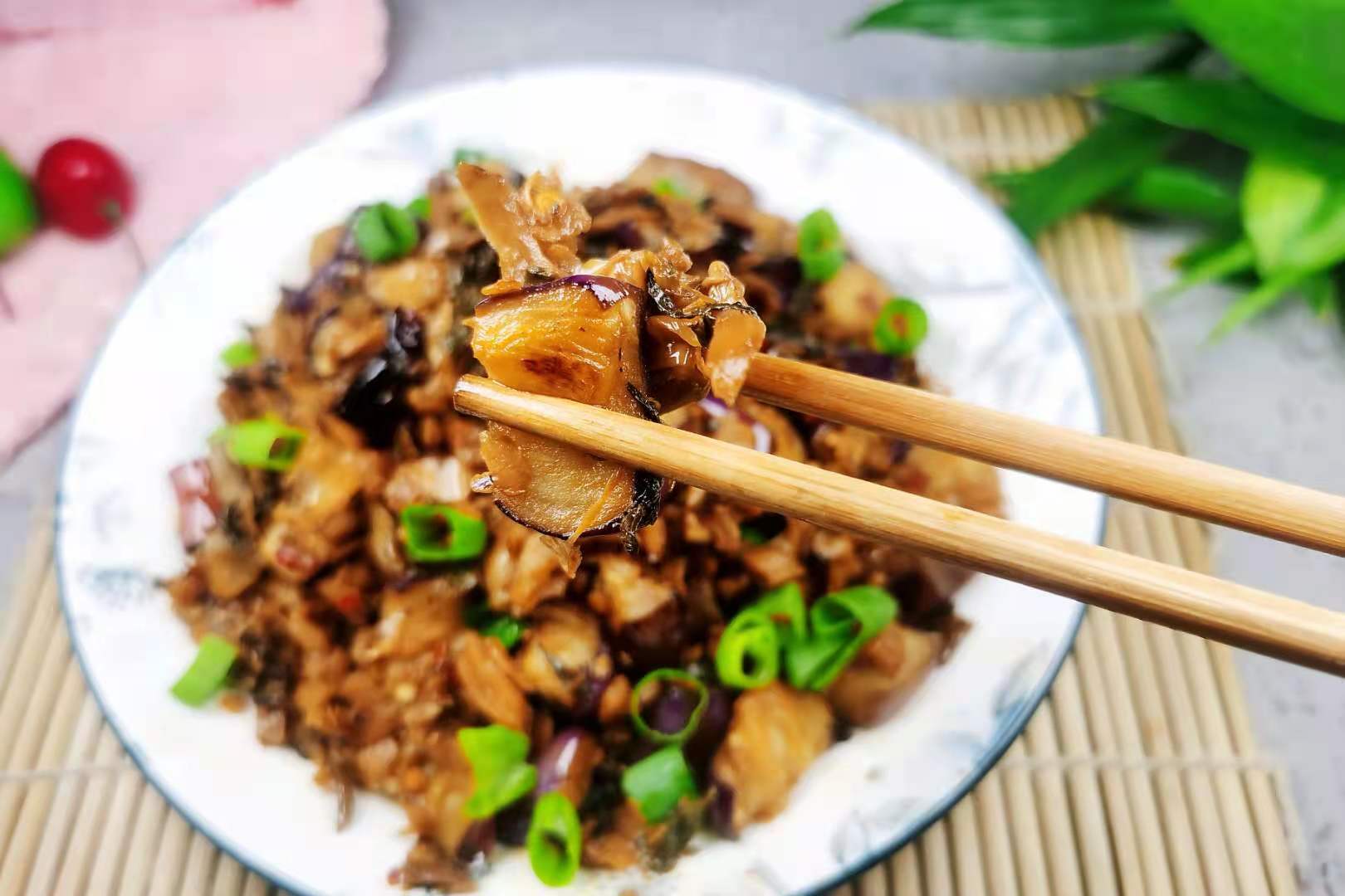 茄子|夏季，茄子和它才是绝配，我家2天做一次，咸香入味，开胃又下饭