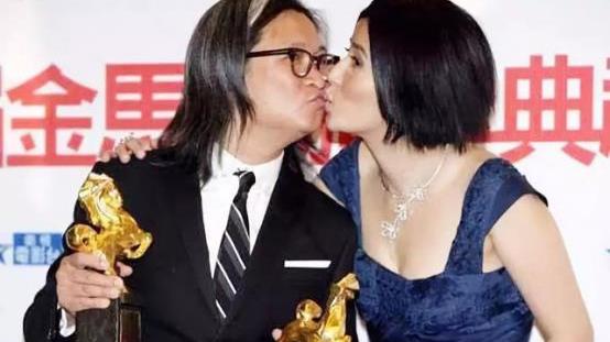 一抹思念|吴君如晒合影，调侃陈可辛探班“蹭饭”，同居24年不领证依旧恩爱