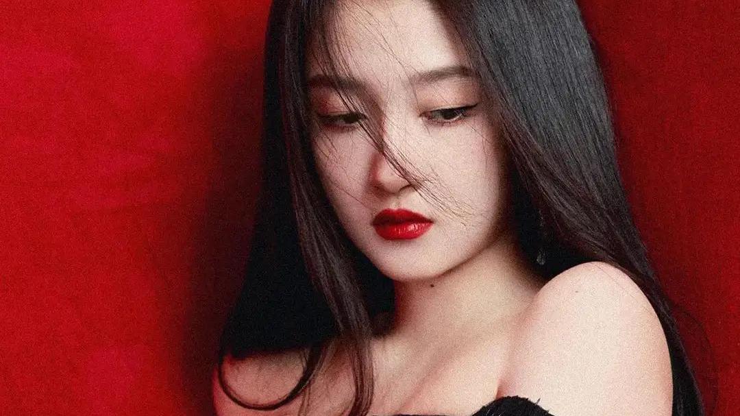 |食色14——红与黑映衬下的极致白嫩，清纯又性感的美少女