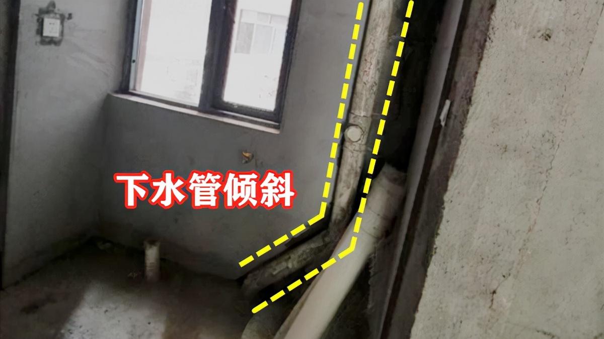 卫生间下水管倾斜，请专业师傅做“取直”处理，分段包管隐形美观