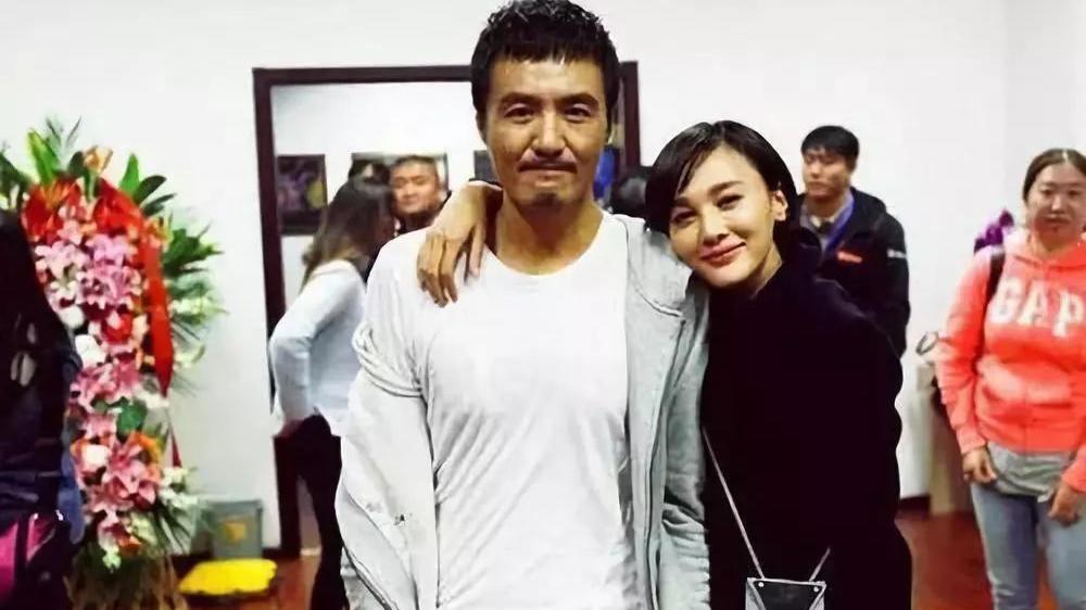 朴树|朴树妻子和异性聚餐，头贴头环抱距离太亲密，和丈夫丁克婚姻16年