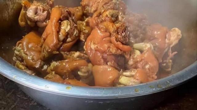 单县羊肉汤|河南乡镇上火了37年的肉，每天卖出1000多斤，配火烧和浆面条绝了