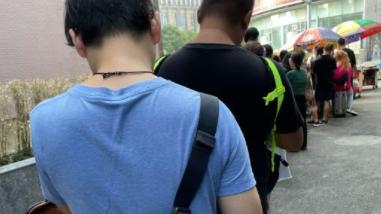 贵州|贵州美女卖小吃，没有招牌，顾客只认脸，出摊一小时就卖光