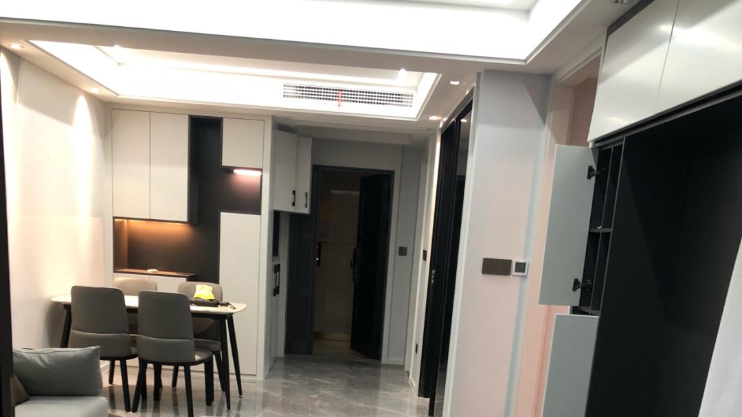 现代风新房硬装家具终于搞定，就差软装布置了，入户就被客厅迷住