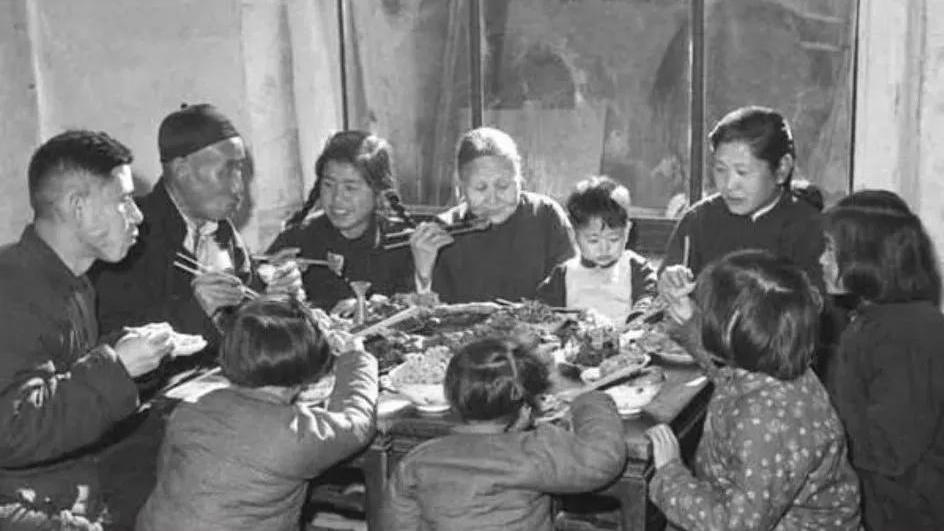 年糕|以前的年夜饭拍人，现在的年夜饭拍饭