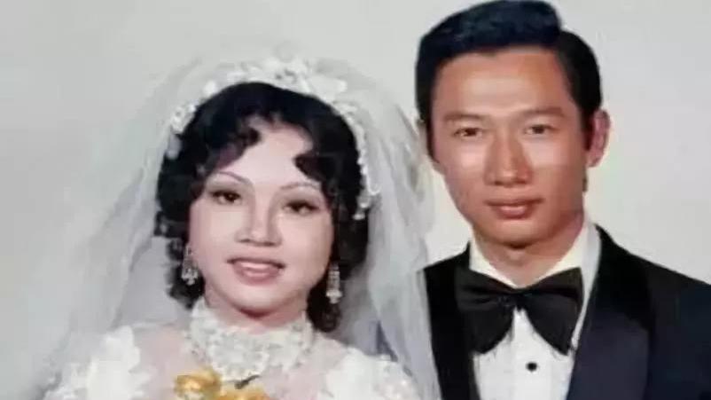 人物集结号|李嘉诚背后的女人：既是表妹又是妻子，突然离世墓地遭窃