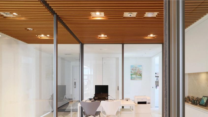 入户无玄关，用玻璃门围起来一个多功能玄关区，从无到有很容易