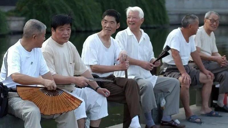 小鹿与驴|7位老人抱团养老，仅仅半年就解散，前期很快乐，后期太现实