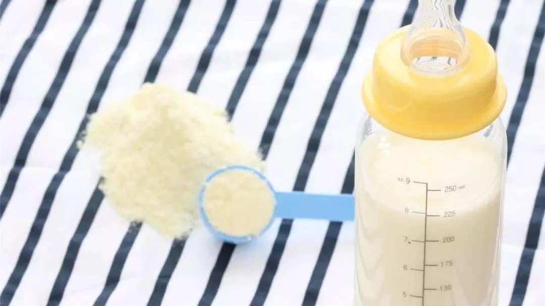 菜汤冲奶粉致新生儿中毒：6种家长惯用的冲奶方式，于宝宝如毒药