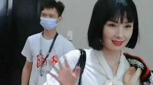 穿衣搭配|49岁陶虹真不舍得服老，阿姨辈还剪学生头，配学院风短裙大秀美腿