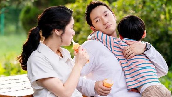 小潘谈情说爱|女人对你“走了心”的标志：两个举动