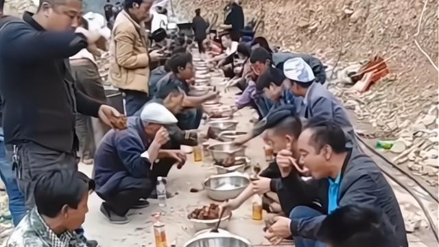 四川大凉山，广东人第一次体验蹲在地上吃席，别有一番风味