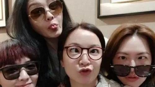 穿衣搭配|“中年油腻女”10大标准出炉，不妨自查一下，看看你中招了吗？