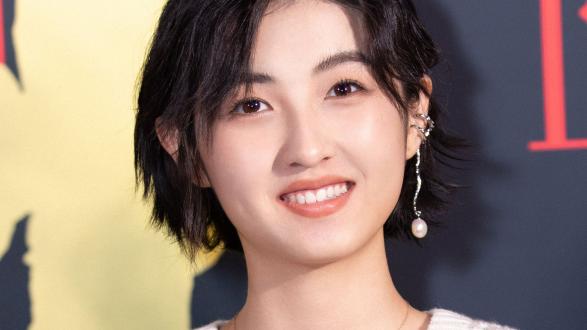 张子枫|张子枫《向往5》海报，和彭昱畅搂脖子、捂头互动自然，张艺兴避嫌太明显