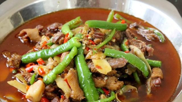 湖南|湖南大哥街头炒菜，奇葩客人念叨不停，老板把铲子一扔：要不你来