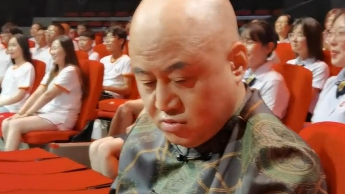 于文华|于文华重返星光大道当评委，尼格买提瘦身后太帅气，竹竿腿太抢眼