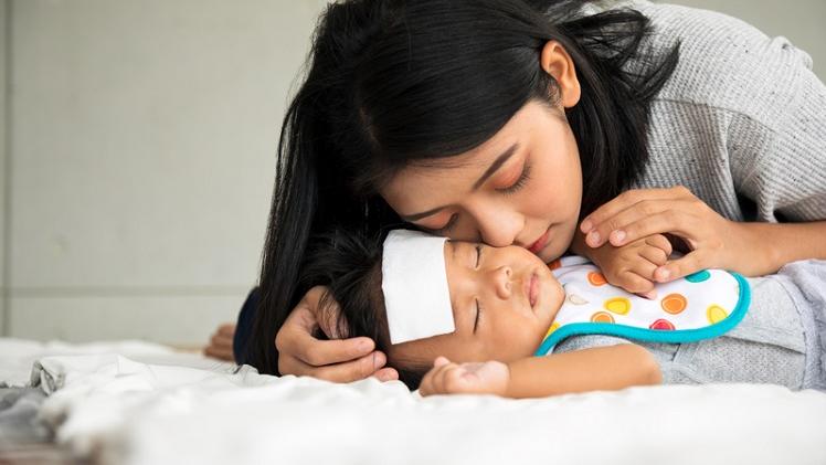 孩子发烧热痉挛怎么办？处理原则超过5分钟快叫救护车