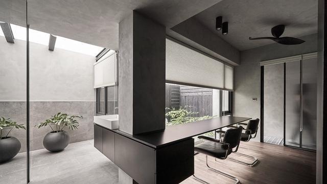 卧室里有根承重柱，嵌入洗漱台延伸2m长书桌，鸡肋柱子变多功能区