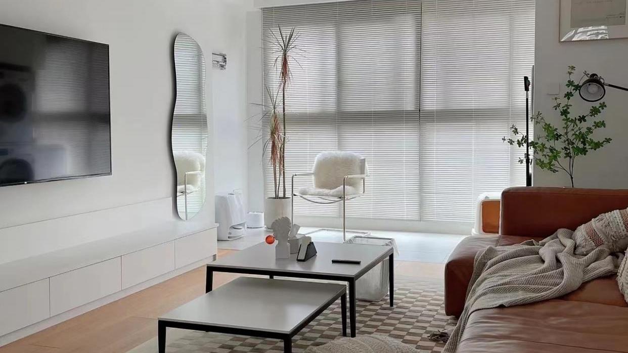 她的120㎡新居，全屋以白色为主，干净到“一尘不染”，越住越耐看