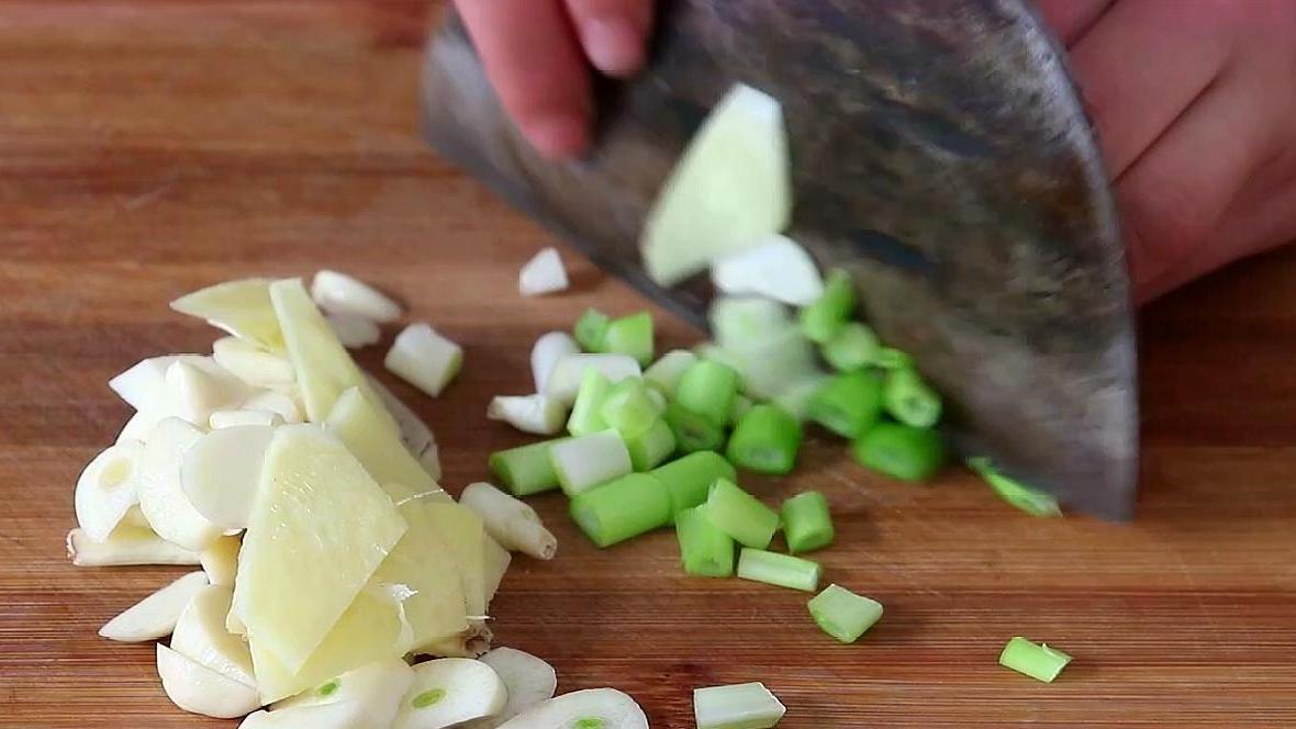 |葱油鸡腿肉，做出来之后肉香爽口，特别下饭