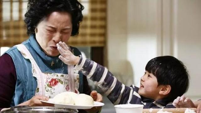 萌听小c姐|进城帮子女带娃后，孩子离不开家回不去，老漂族的心酸无处诉