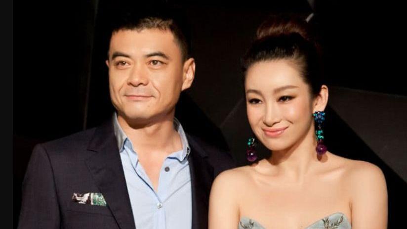 秦海璐|秦海璐踩15cm“针”出门，穿抹胸裙好显年轻，王新军宠妻全程牵着