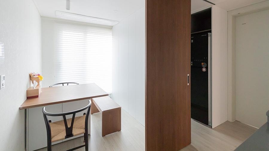 我这有一套装修模板，餐厅和衣帽间只有一扇门，共用一面柜，省钱