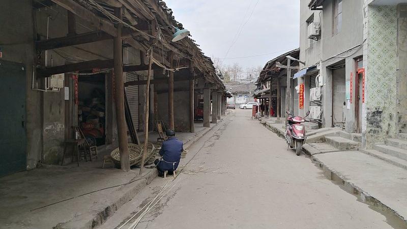 老人倒地抽搐 过往路人无人搀扶，如果让你遇上你会怎么做？