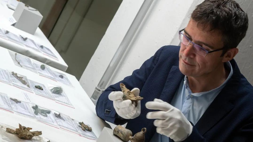 考古学家在德国奥古斯堡发现了重达15公斤的罗马银器宝藏