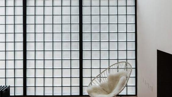 国外开发商敢想敢做，用玻璃砖做整面实体外墙，24小时全屋通透