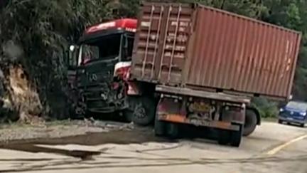 容县之声 广西某国道上发生事故，大货车车头都撞烂！