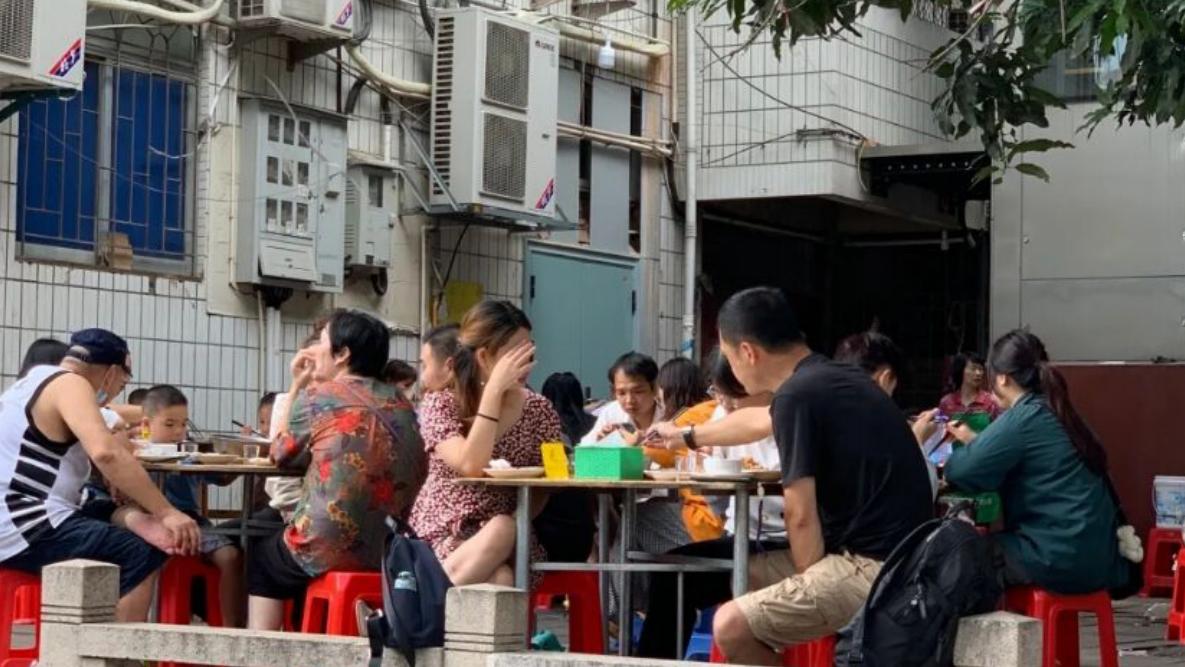 蛋糕|福州这家原生态的饮食店，吃饭时生怕树叶落进碗里，天天人满为患