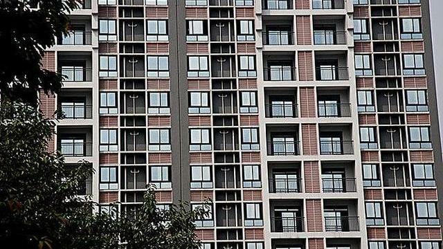 买房买到高层：冬天寒冷夏天炎热，风吹雨打常漏水，等电梯让上班族崩溃